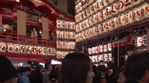 오로 토리 신사에서 열리는 토리 노 - 이 치 박람회에서 일본 사람들의 에도 사코가 구라 공연 장면. — 비디오