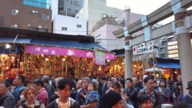 Pan, Tori-no-Ichi Fuarı sırasında Ootori türbesine kalabalık videosu bıraktı.