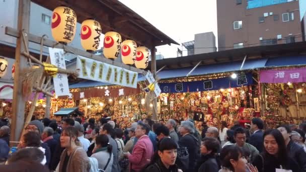 Pan right video of crowd in Ootori shrine during Tori-no-Ichi Fair. — Stock Video