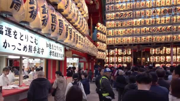 Pan höger video av publiken står i kö i Ootori helgedomen under Tori-no-Ichi Fair. — Stockvideo