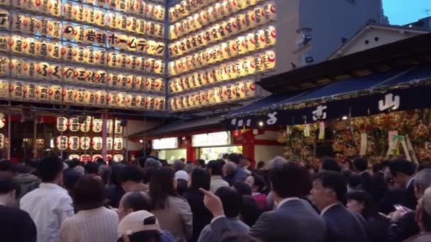 Pan left video of crowd standing in line in Ootori shrine during the Tori-no-Ichi Fair. — Stock Video