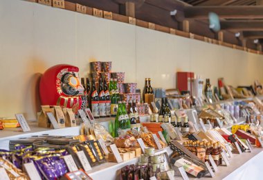 Asakusa, Japonya - Kasım 02 2019: Meiji İmparatoru 'nun doğum yıldönümü için Japonya' nın dört bir yanından gelen Daruma hariko bebeği ve Japon yiyecek ve içecekleri Meiji Jingu Tapınağı 'nda sıralandı..
