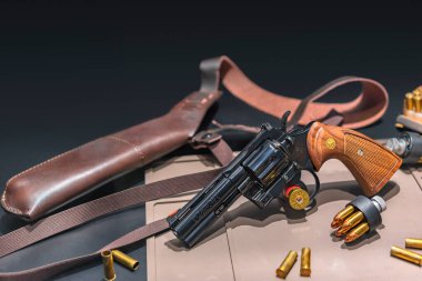 Tokyo, Japonya - 10 Kasım 2020: Bir Amerikan tabanca tabancası Colt 357 magnum CTG kalibre 4 inçlik namlu, şarjör dolu ve deri bir omuz kılıfı.
