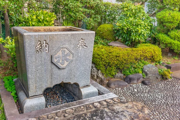 東京都 2020年11月10日 水の漢字で飾られた浄化のために使用されるTemizuyaまたはChozuyaという名前の神道の水浄化石と仏教の多聞寺での献身 — ストック写真