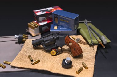 Tokyo, Japonya - 10 Kasım 2020: Amerikan tabancası Colt Lawman MK 357 Magnum CGT kalibre namlusu, hız doldurucu, fişekler, mermi paketleri ve temizleme fırçaları.