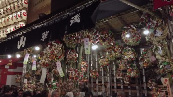 Pan left video of crowd standing in line in Ootori shrine during the Tori-no-Ichi Fair. — Stock Video
