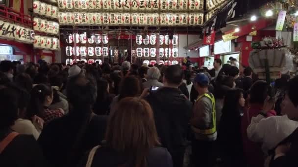 Inclinez la vidéo de la foule debout dans la file d'attente dans le sanctuaire d'Ootori pendant la Foire de Tori-no-Ichi. — Video