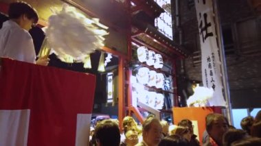 Tori-no-Ichi Fuarı sırasında Ootori Tapınağı 'nın torii kapısından geçen kalabalığın sağ kanat videosu.