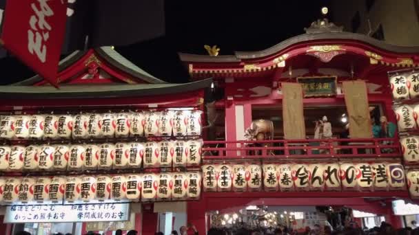 Vidéo panoramique à droite de la performance d'Edo-no-satokagura lors de la Foire Tori-no-Ichi au sanctuaire d'Ootori. — Video
