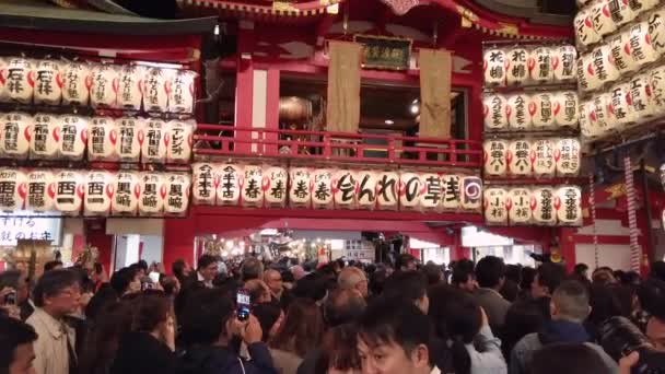 大鳥神社の鳥の市で神楽を作る日本のダンサーの傾きのビデオ. — ストック動画