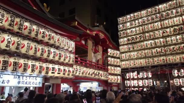 Vidéo panoramique d'un danseur japonais faisant une danse kagura à la foire Tori-no-Ichi du sanctuaire d'Ootori. — Video