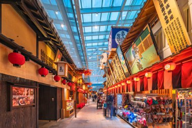Tokyo, Japonya - 22 Kasım 2020: Haneda Havalimanı uluslararası terminalinin 4. katındaki Edo-koji adlı Edo Market mağazası, ahşap mimarisi Edo döneminin geleneksel estetiğini taşıyor..