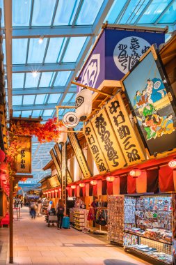 Tokyo, Japonya - 22 Kasım 2020: Haneda Havalimanı uluslararası terminalinin 4. katındaki Edo-koji adlı Edo Market mağazası, ahşap mimarisi Edo döneminin geleneksel estetiğini taşıyor..