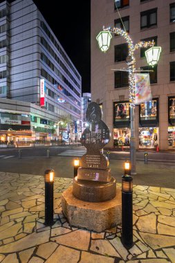 Ikebukuro, Japonya - 31 Aralık 2020: Gece Sunshine Caddesi 'nde Makoto Saeki tarafından Toshima vatandaşlarına ithaf edilen 