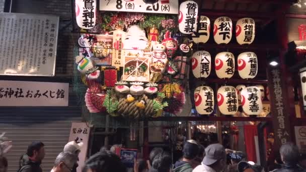 Dav věrných u brány veletrhu Tori-no-Ichi v noci. — Stock video