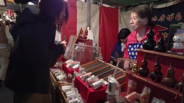 Merchant mélange un mélange d'épices japonaises nommé shichimi togarashi pour les mettre dans une calebasse. — Video