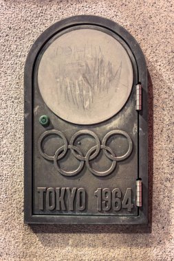 Tokyo, Japonya - Kasım 02 2020: 1964 Yaz Olimpiyatları için Harajuku 'da kurulan ve resmi logoyla süslenmiş Olimpiyat köprüsünün düğmesine ev sahipliği yapan dökme demir kapının yakın çekimi.
