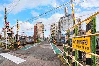 Tokyo, Japonya - Aralık 06 2020: 2021 'de yıkılacak olan Yamanote hattının Komagome İstasyonu' ndaki Nakazato Demiryolu 2..