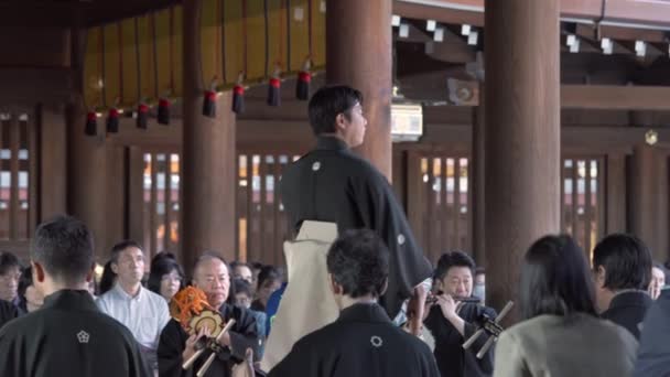 Japansk dansare under en traditionell kagura dans Meiji helgedom. — Stockvideo