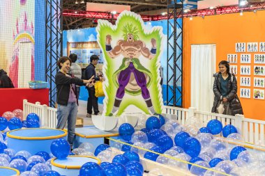 Chiba, Japonya - 22 Aralık 2018: Anime kongresi Jump Festa 19 'un kadın çalışanları, Broly adlı karakterin gerçek boyutlu standı ile süslenmiş Ejder Topuna adanmış alanı eğlendiriyor.