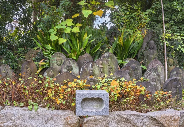 東京都 2020年11月1日 多聞寺内庭の紅葉に釈迦如来 小袖地蔵 空海らの仏体を描いた石仏 — ストック写真