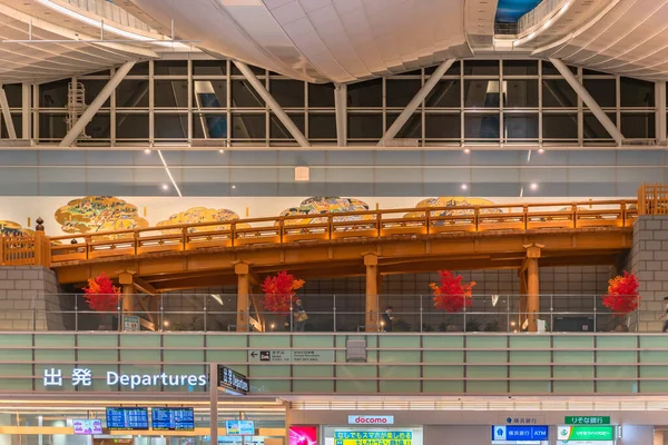 東京都 2019年11月22日 江戸市場の磁器の乙女画面に沿って偽もみじの木で飾られた伝統的な羽田日本橋羽田国際空港の場所 — ストック写真