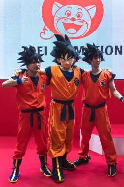 Chiba, Japonya - 22 Aralık 2018: Üç genç adam kostüm ve manga karakteri Son Goku 'nun peruğu ve Jump Festa 19 kongresi sırasında Ejder Topu' nun anime serisi.