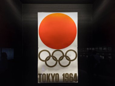 Tokyo, Japonya - 15 Ocak 2020: Olimpiyat Oyunlarının beş halkası ve Tokyo 1964 Yaz Olimpiyatları 'nda Japonya Olimpiyat Müzesi' nde kullanılan yükselen güneş sembolü ile süslenmiş eski poster.