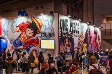 Chiba, Japonya - 22 Aralık 2018: Anime kongresi sırasında Monkey D. Luffy karakteri ile süslenmiş bir manga One Piece için kuyruğa giren bir kalabalık..