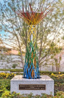 Tokyo, Japonya - 15 Ocak 2020: Japonya Olimpiyat Müzesi 'nde sergilenen Nagano Olimpiyat Oyunları için 1998 yılında çapraz metal dallarıyla tasarlanmış Nagano Olimpiyat Kazanı' nın yarısı büyüklüğünde..