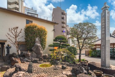 Tokyo, Japonya - Nisan 05 2020: Shingon mezhebinin kurucusu Keşiş Kukai 'nin 1150. ölüm yıldönümü anısına Togakuji Tapınağı' nın iç taş bahçesi..