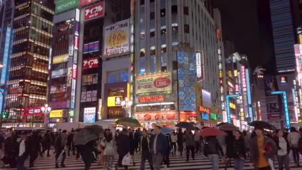 Menigte wandelen bij voetgangers kruising van de Centrale Weg van Kabukicho in Shinjuku. — Stockvideo