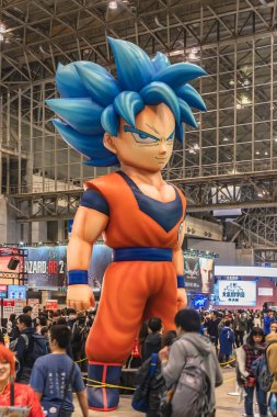 Chiba, Japonya - 22 Aralık 2018: Son Goku karakterinin anime ve manga serisinden şişme yapısı anime fuarı Jump Festa 'nın tavanında duruyor
