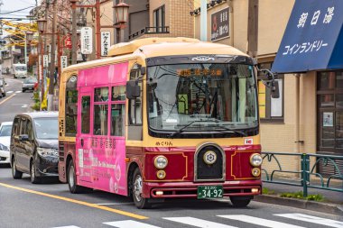 Tokyo, Japonya - 12 Nisan 2019: Taito bölgesinin Yanaka bölgesinin doğu-batı bölgesini kapsayan ve Asakusa 'ya giden eski moda Megurin Topluluğu adımsız otobüs.