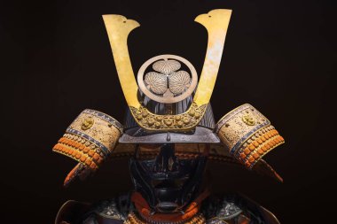 Tokyo, Japonya - Nisan 07 2020: Japon Kabuto miğferi Tokugawa Shogun arması ile süslenmiş Mitsuba-aoi veya Hollyhock yaprakları Shinjuku 'daki Samuray Müzesi' nin girişinde sergilenmektedir.