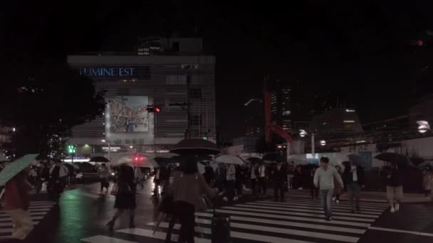 Tokyo Japón Octubre 2019 Pan Left Video People Walking Rain — Vídeos de Stock