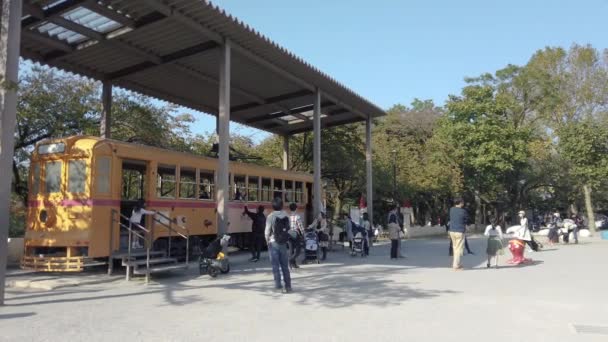 2019年11月5日 日本东京 日本青山公园操场广场上的一辆老式有轨电车被用作日本儿童游乐的游乐场地 — 图库视频影像