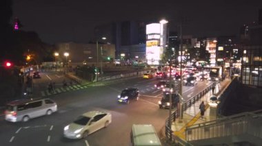 Shibuya, Japonya - Kasım 02 2020: Geceleyin Gorinbashi Köprüsü kavşağından Harajuku 'ya giden ışıklı bir reklam kamyonunun videosu.