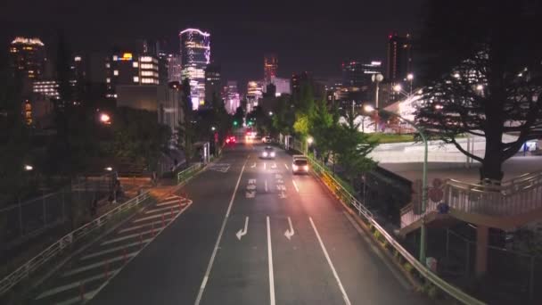 東京都 2020年11月2日渋谷スカイと渋谷ストリームの新しい高層ビルを背景に 原宿から渋谷まで続く消防街に鳴り響く救急車のナイトビデオ — ストック動画