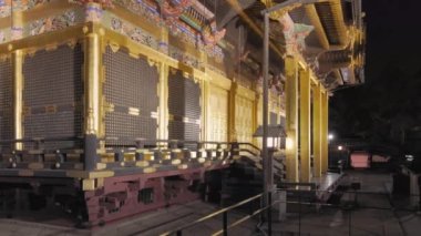 Tokyo, Japonya - Nisan 05 2021: Lüks altın folyo Ueno Tosho-gu türbesi, Edo döneminin ilk Shogun 'u Tokugawa Ieyasu' ya ithaf edilmiş ve geceleri önemli bir kültürel mülk olarak sınıflandırılmıştır..