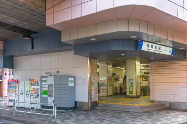 Tokyo, Japonya - 13 Kasım 2020: Sumida Nehri veya Sumidagawa Shichifukujin 'in Yedi Tanrı' nın kutsal yolculuğunun olduğu Tokyo sumida bölgesindeki Higashi-mukojima tren istasyonunun girişi.