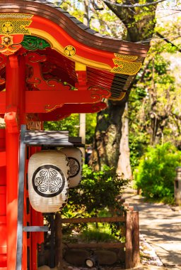 Tokyo, Japonya - Nisan 09 2021: Atago 'daki Atago Tapınağı' nda Tokugawa Shogun 'ların arması ile süslenmiş kırmızı Karamon kapısında asılı Japon çene kağıdı fenerleri..
