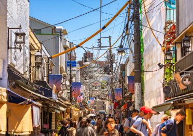 Tokyo, Japonya - 31 Mart 2020: Yanaka Ginza 'nın Yuyake Dandan merdivenleri, eski geleneksel mağazaları ve Sen adındaki maskot kedisiyle ünlü retro alışveriş caddesini gezen turist kalabalığı.