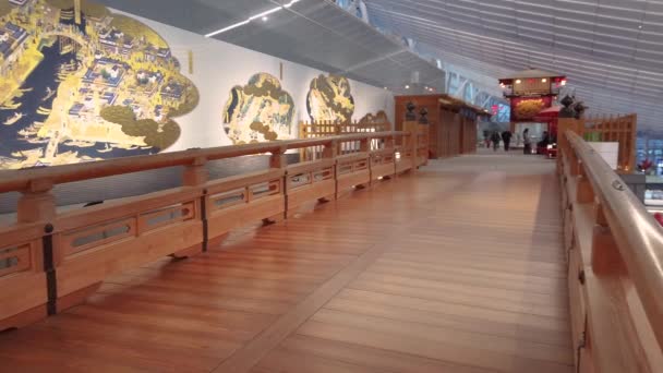 2019年11月22日 日本东京 位于羽田机场现代风格候机大厅上方通往欧玛图罗巴广场的金银幕视频 — 图库视频影像
