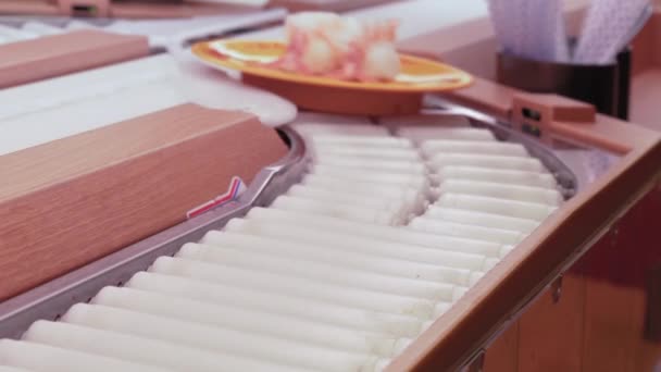 Primer Plano Vídeo Sobre Sushi Camarones Frescos Plato Llevado Por — Vídeo de stock