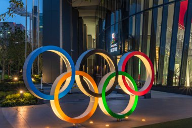 Tokyo, Japonya - Mayıs 05: 2021: 2021 'de Tokyo Olimpiyat ve Engelli Olimpiyatları' nın tanıtımı için Japonya Olimpiyat Müzesi 'nin girişindeki Olimpiyat Yüzüklerinin Gece Görüşü.