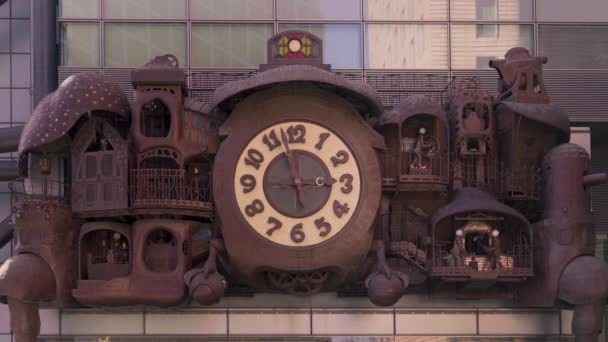 日本东京 2021年5月10日 日本艺术家Miyazaki Hayao设计 Kunio Shachimaru在Ntv Tower脚下建造的Ghibli时钟铜制公共雕塑视频 — 图库视频影像