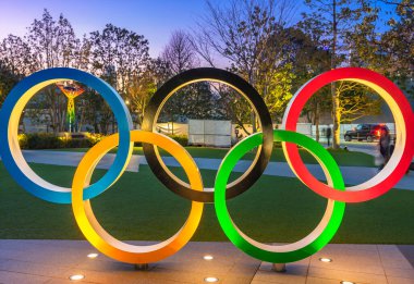 Tokyo, Japonya - 10 Mayıs 2021: Olimpiyat Yüzükleri Anıtı, Japonya Olimpiyat Müzesi 'nin 2021 yılında Tokyo Olimpiyat ve Engelli Olimpiyatları' nı tanıtmak için oluşturduğu Japon olimpiyat meydanında akşam karanlığında aydınlandı.
