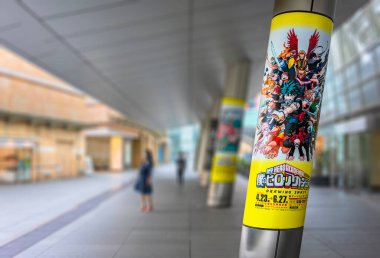 Tokyo, Japonya - Haziran 03 2021: Manga ve anime serisinin Japon reklam afişi Roppongi Hills binasının roku-roku plazasının sütununda Kahraman Akademi 'm ve anime serisinin parçalarını çizmek.