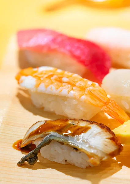 Bliska Talerzu Trzech Kawałków Sushi Lub Ryżu Ręcznie Tłoczone Nigirizushi — Zdjęcie stockowe